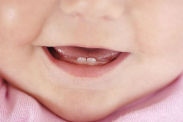 Когда у младенца появляются первые зубы