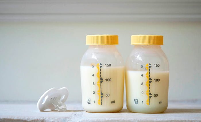 сцеженное молоко в бутылочках