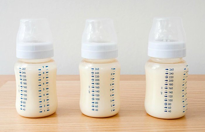 сцеженное молоко в бутылочках