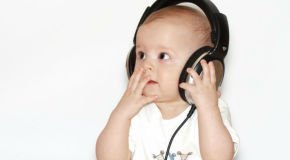 малыш слушает музыку в 4 месяца
