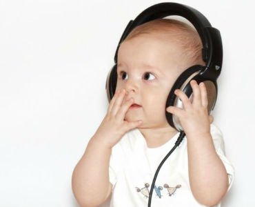 малыш слушает музыку в 4 месяца