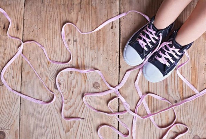 как научить ребенка завязывать шнурки
