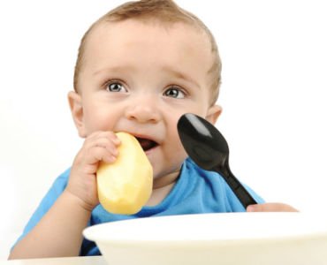 ребенок жует еду
