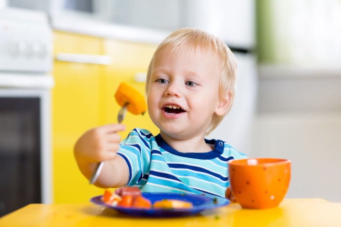 ребенок ест яркую еду