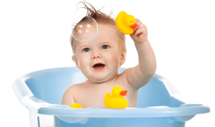 купание малыша с игрушками