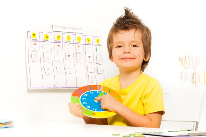 ребенок учится определять время по календарю
