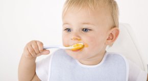 ребенок ест ложкой