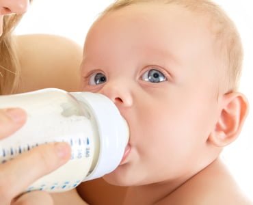 как кормить ребенка из бутылочки