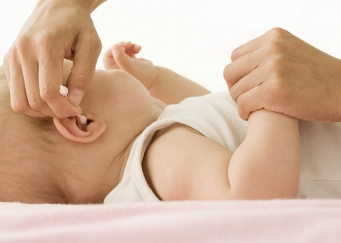 чистка ушей у новорожденных