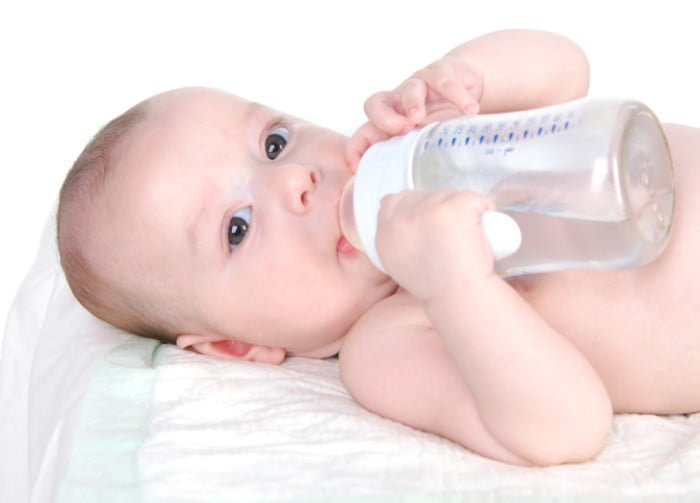 малыш пьет воду