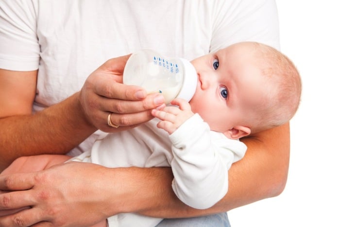 ребенок ест молочную смесь