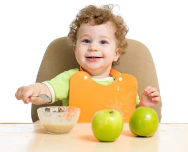 малыш ест яблочное пюре