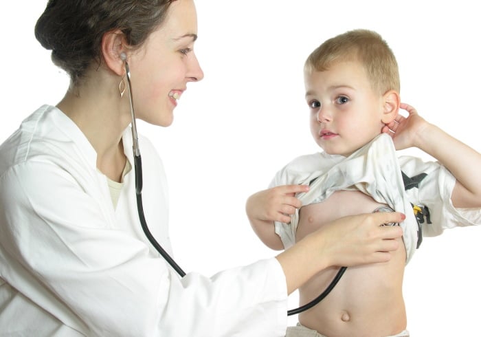 врач слушает сердце ребенка