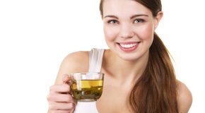 девушка пьет травяной чай для завершения лактации