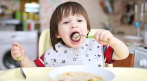 ребенок ест тефтели