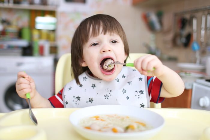 ребенок ест тефтели