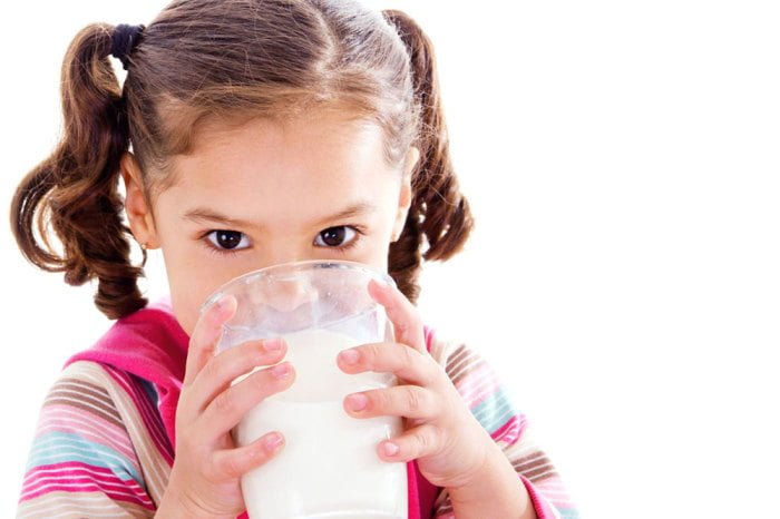 девочка пьет молоко