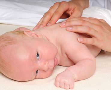выкладывание новорожденного на живот