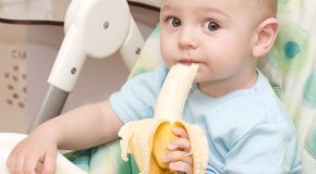 малыш ест банан