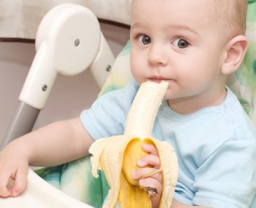 малыш ест банан