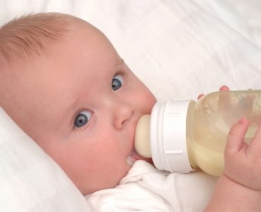 бутылочка с молочной смесью для новорожденного