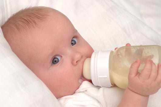 бутылочка с молочной смесью для новорожденного
