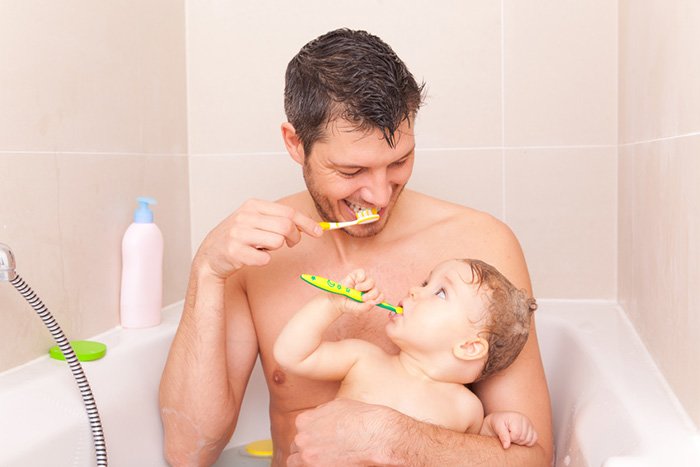 малыш учится чистить зубы