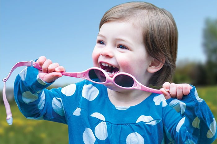 ребенок тянет очки в рот