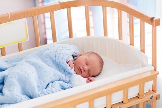 деревянная кроватка для малыша