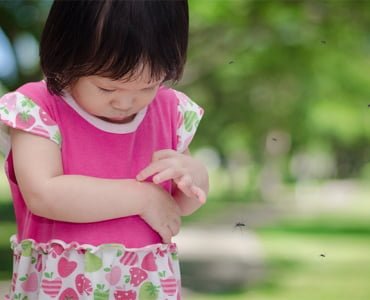 чешется след от укуса комара на руке у ребенка