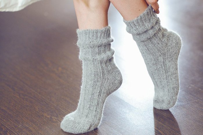 ноги в теплых носках 