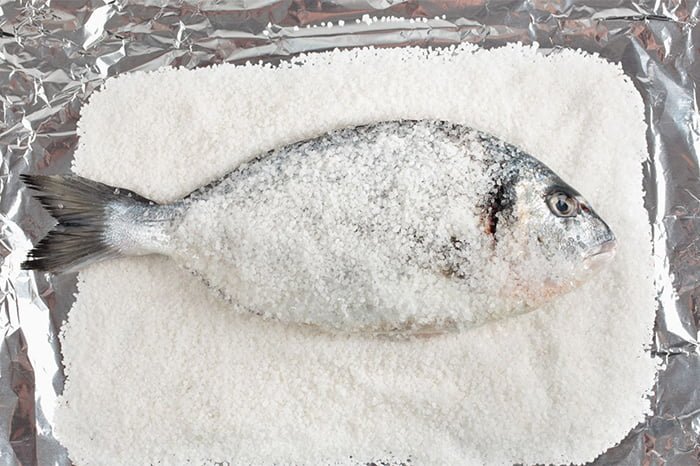 запекание рыбы в соли 