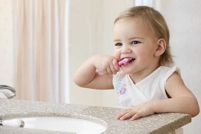 ребенок чистит зубы самостоятельно 