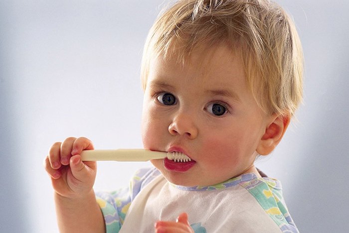 ребенок чистит зубы самостоятельно 