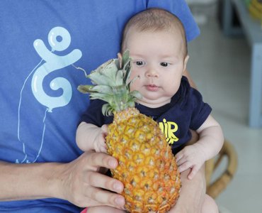 малыш с ананасом