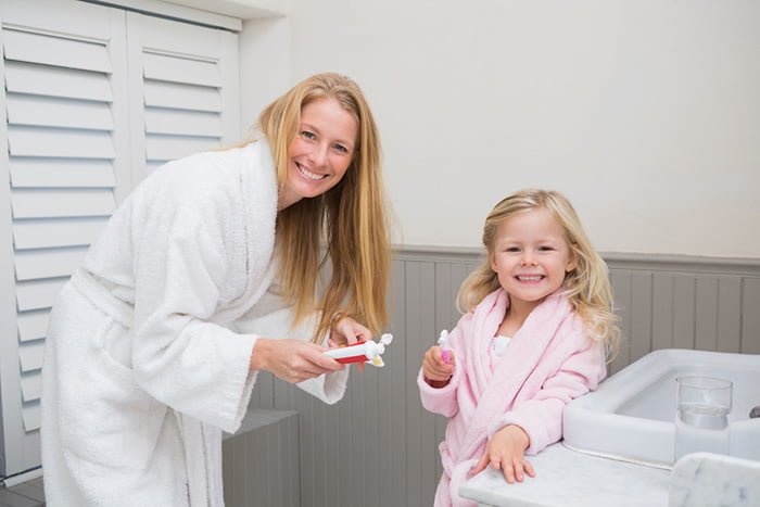 совместная чистка зубов с ребенком 
