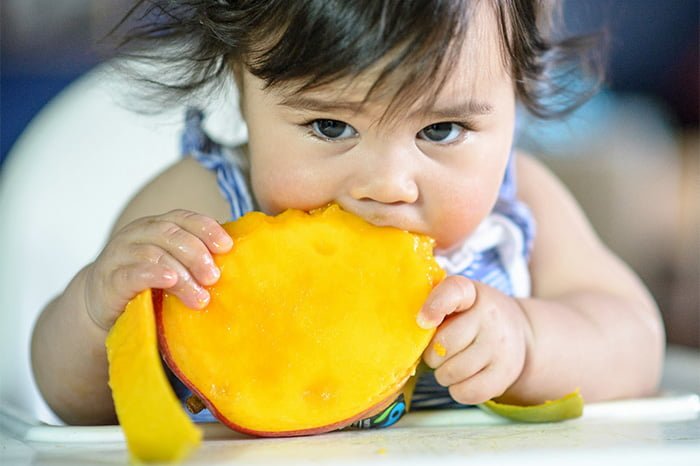 ребенок ест манго 