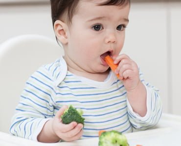 ребенок ест овощи