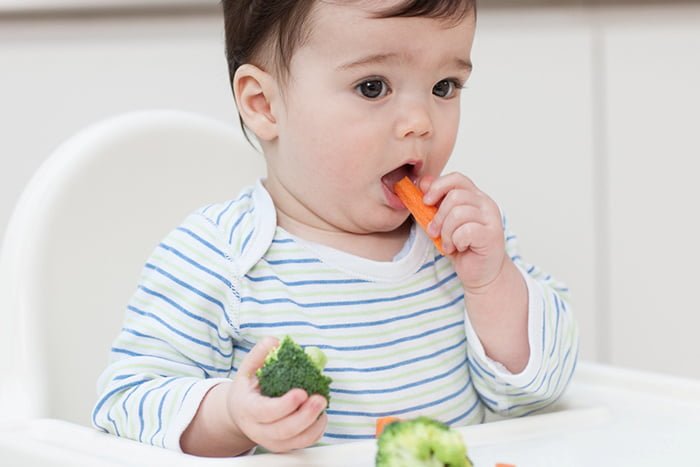 ребенок ест овощи 