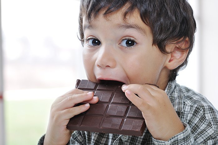 ребенок ест шоколад 