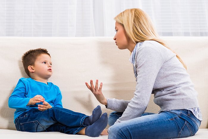 мама объясняет ребенку, что врать плохо 