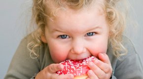 ребенок ест пончик