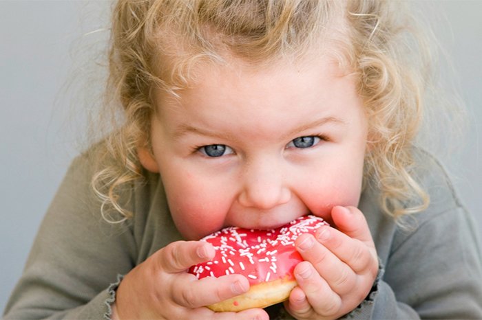 ребенок ест пончик 