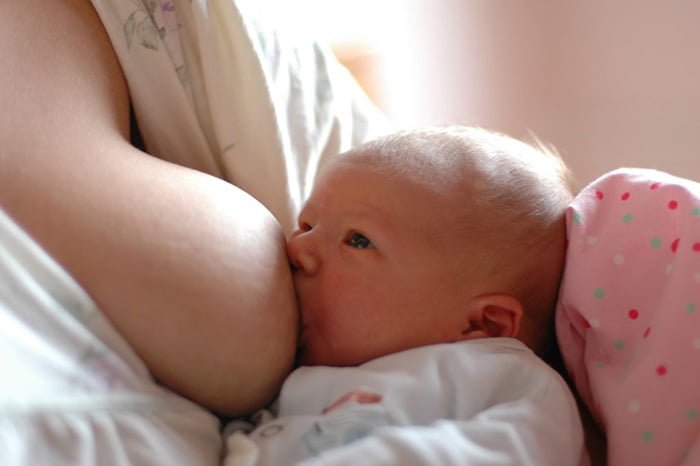 прикладывание малыша к груди 