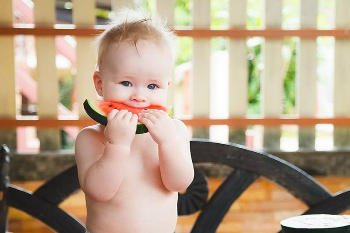 ребенок ест арбуз 