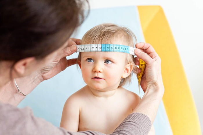 измерение охвата головы у малыша 