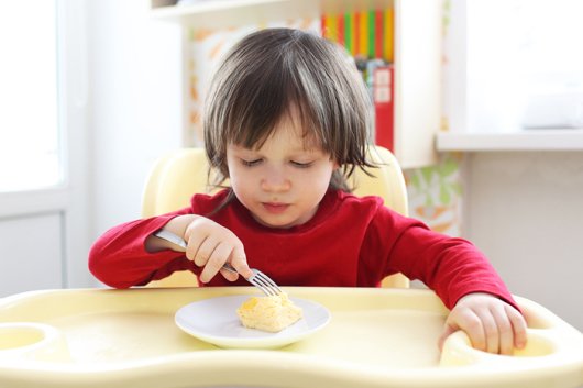 ребенок ест омлет