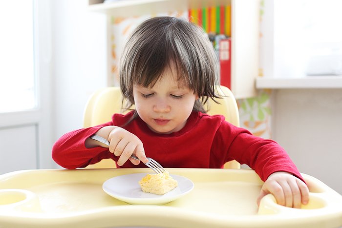 ребенок ест омлет 