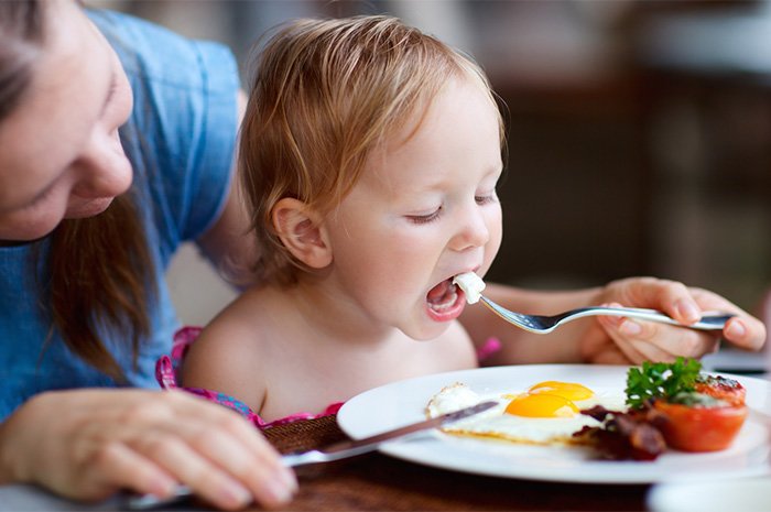ребенок ест яичницу 
