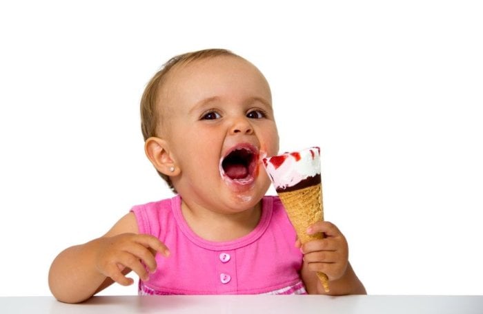 Ребенок ест мороженое